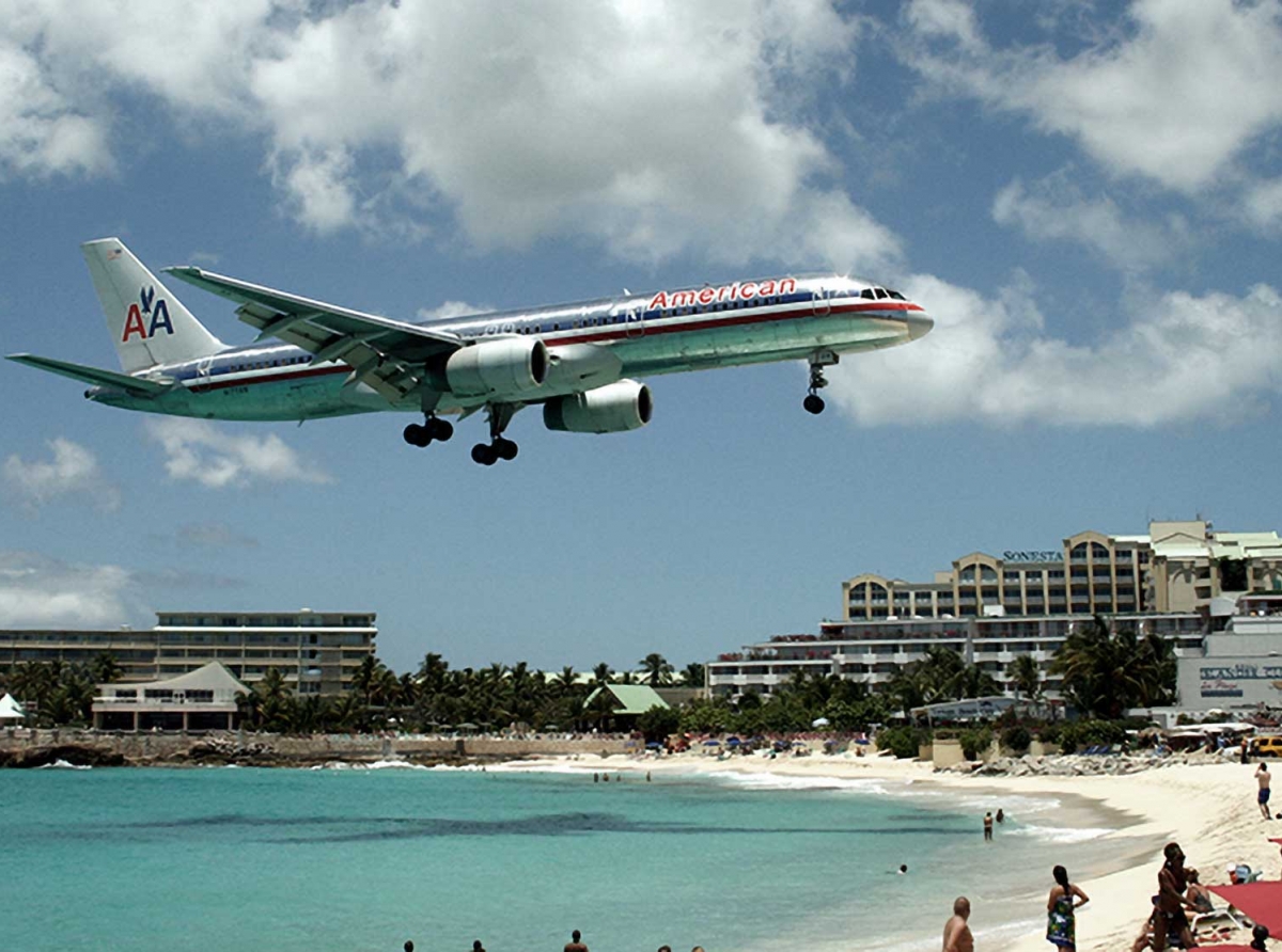 American 757 on final approach to St. Maarten Airport in the southern Caribbean.