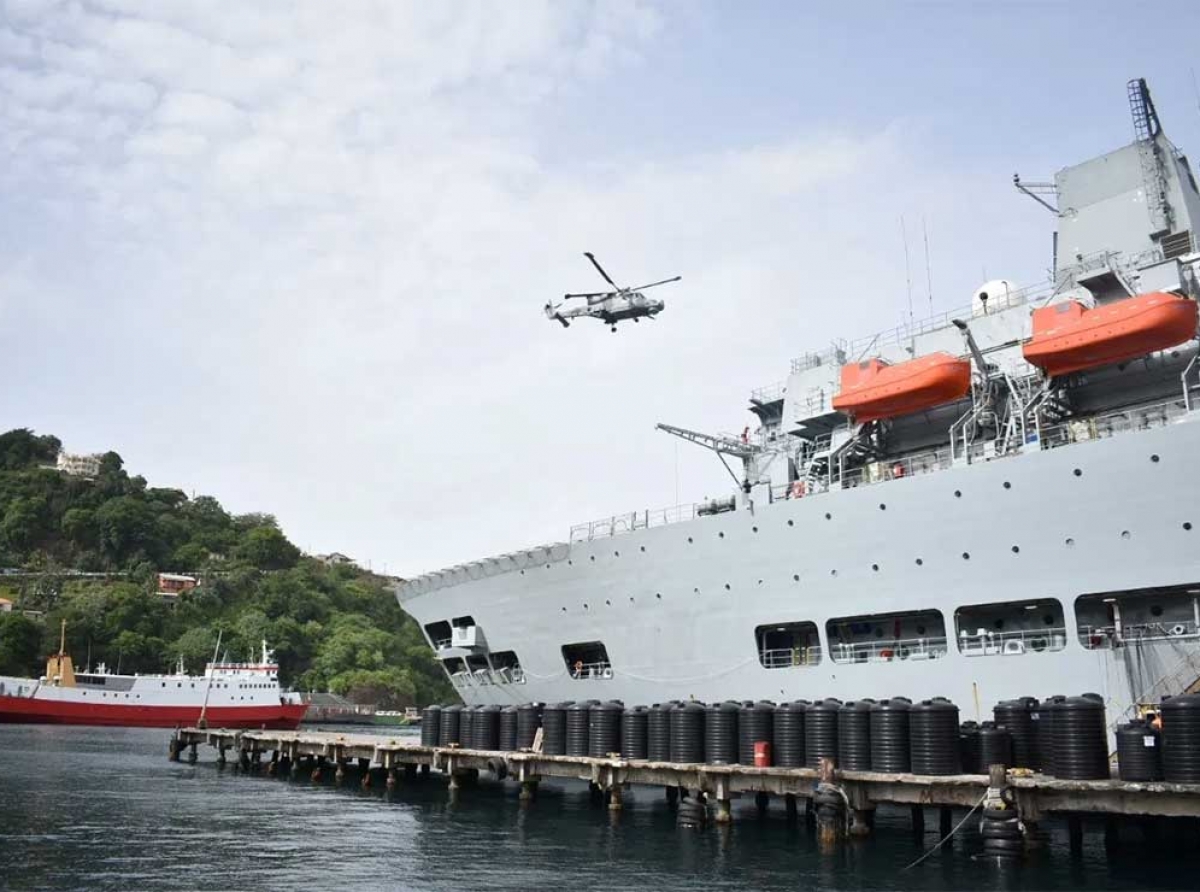 ST. VINCENT | Royal Navy delivers aid to St Vincent and the Grenadines
