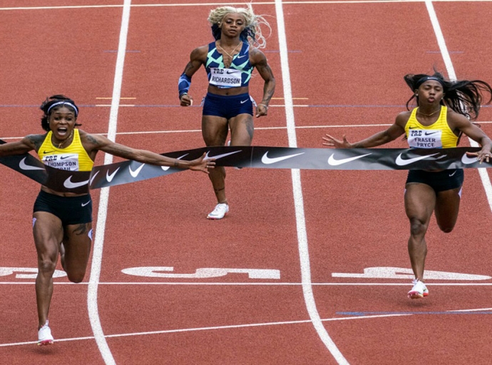 Jamaica's Elaine Thompson-Herah, left, wins the 100 metres, at the Prefontaine Classic track and field meet in Eugene, Oregon, on Saturday, August 21, 2021. Shelly-Ann Fraser-Pryce (right) finished second. (AP Photo/Thomas Boyd).