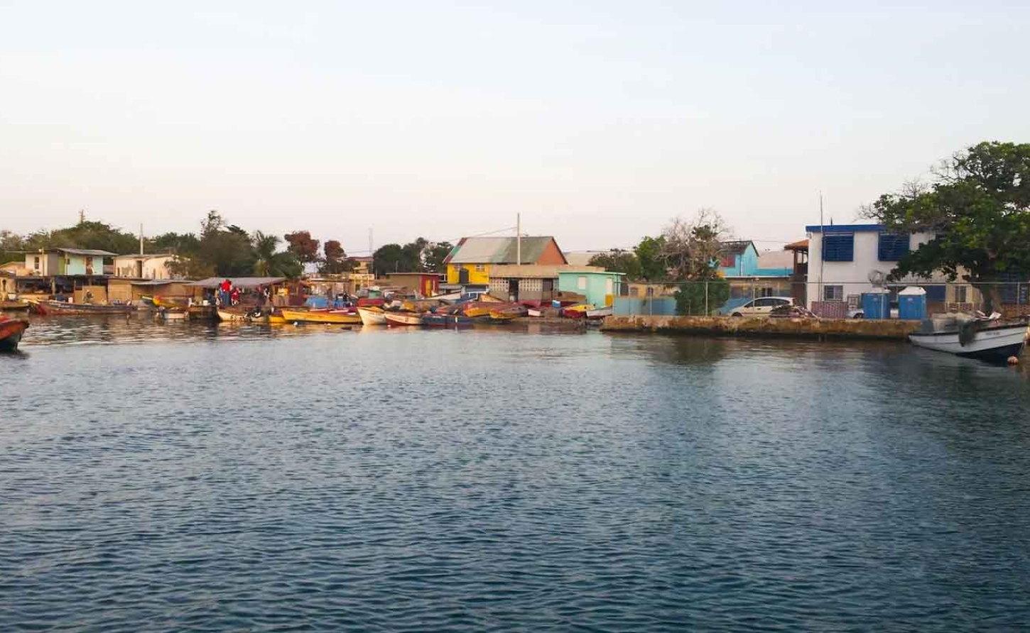  Port Royal’s glory days as a haven for pirates came to an end when a massive earthquake and tsunami struck in 1692. In just a few minutes, two-thirds of the town (33 acres) sank into the sea.