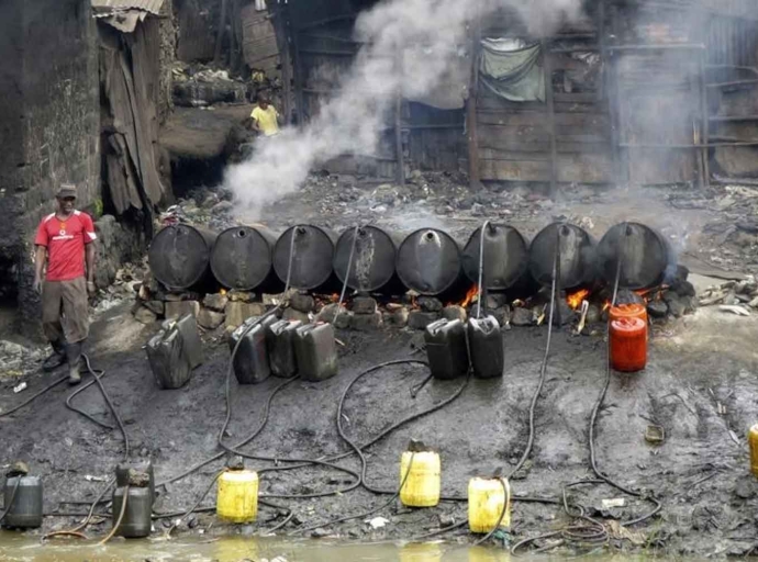 A traditional liquor, known as chang'aa, is distilled illegally on a river bed in Nairobi. Wikimedia Commons