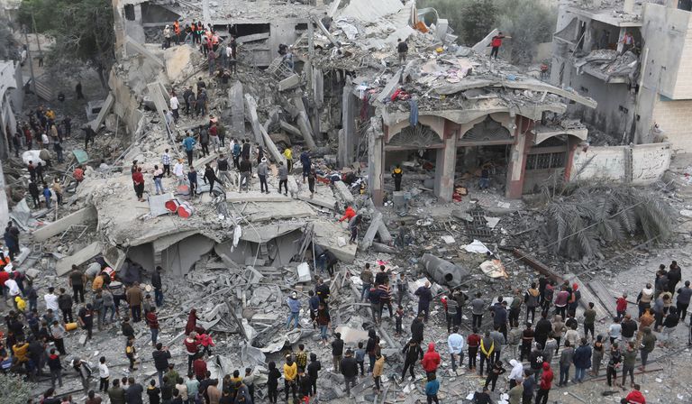 All That Remains: Palestinians in Rafah, in the south of the Gaza Strip, search through rubble for survivors of Israeli bombardments on Wednesday, 22nd November 2023 Credit: © Associated Press / Alamy Stock Photo