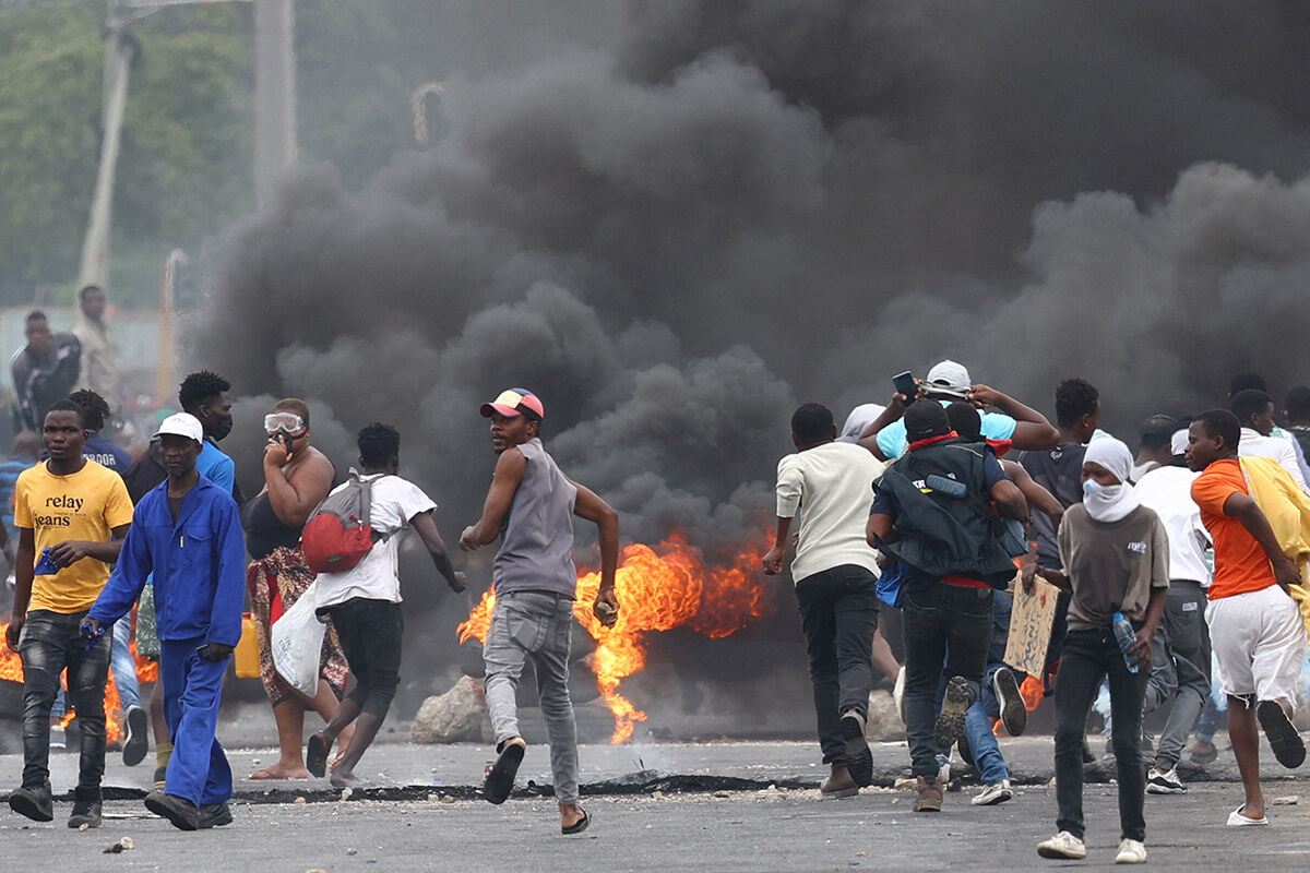 Protesters run from police during a "national shutdown" against the election outcome in Luis Cabral township in Maputo, Mozambique, on Nov. 7, 2024