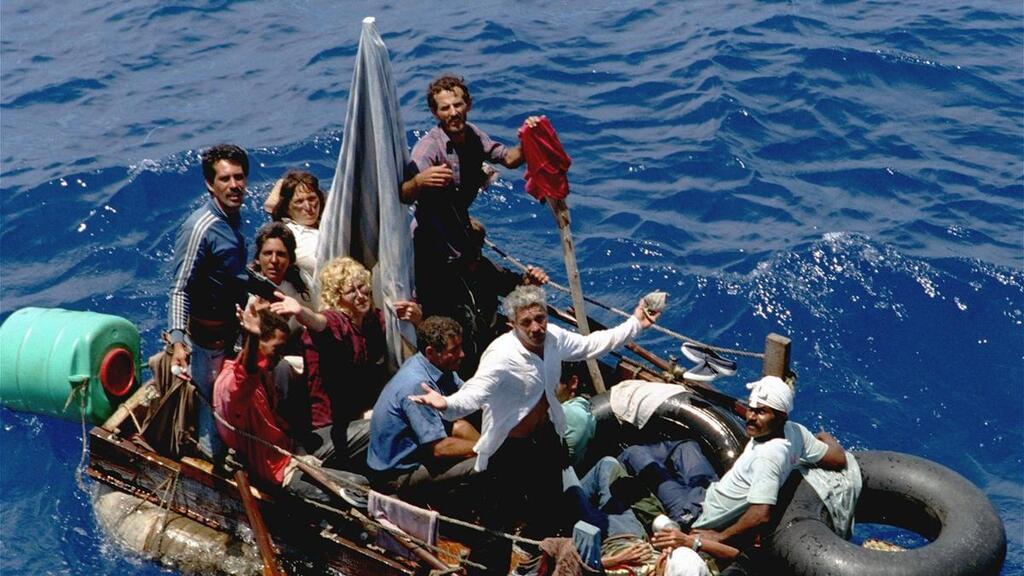 In an August 24, 1994 photo, Cuban refugees stranded on a makeshift raft float in the open sea about halfway between Key West, Florida, and Cuba. Crédito: AP Photo/Hans Deryk