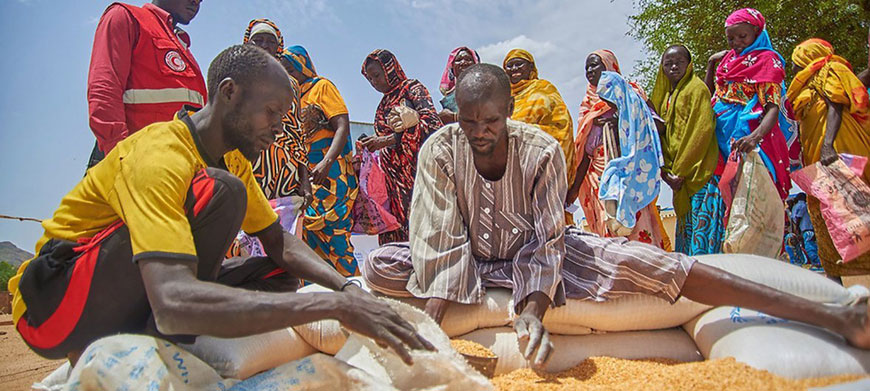 da OCHA/Sari Omer A WFP food distribution to Sudanese IDPs near the Murta settlement, Kadugli, in South Kordofan state. (May 2018)