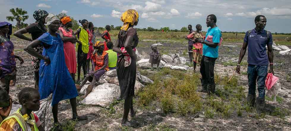 © WFP/Eulalia Berlanga In Rupchai (Unity State), South Sudan, people collect food which was dropped from an airplane.