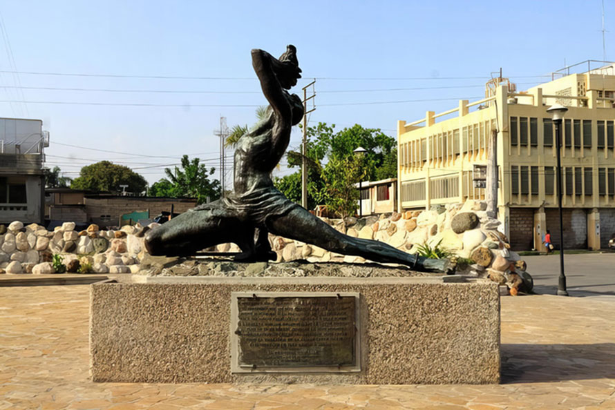 The Statue of the Unknown Maroon, a symbol of liberation, stands in the Haitian capital of Port-au-Prince.  © IMAGO / VWPics